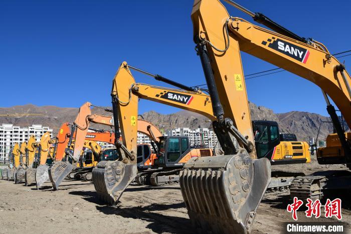 圖為人大附中拉薩學校開工奠基儀式現場。 貢嘎來松 攝