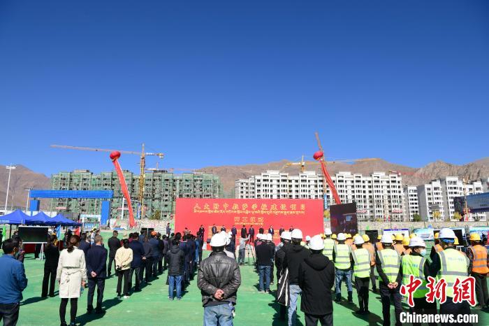 圖為人大附中拉薩學校開工奠基儀式現場。 貢嘎來松 攝