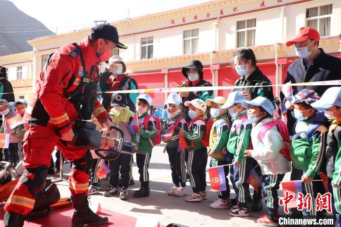 圖為消防指戰員為學生講解、演示先進救援裝備。　趙琳 攝