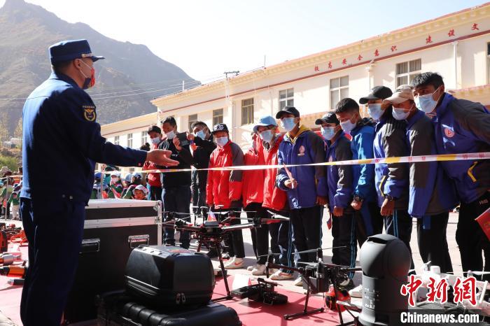 圖為消防指戰員為學生講解、演示先進救援裝備。　趙琳 攝