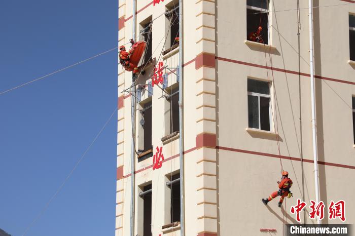 圖為消防指戰員進行繩索救援演練?！≈炜旗?攝