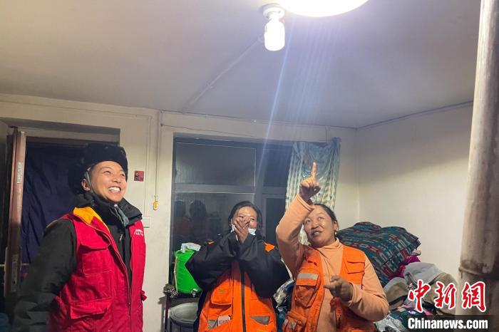 青藏公路109道班接入大網電。 閆昱翰 攝