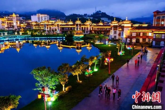 墨脫入夜,華燈初上,昔日“高原孤島”如今日漸繁華。