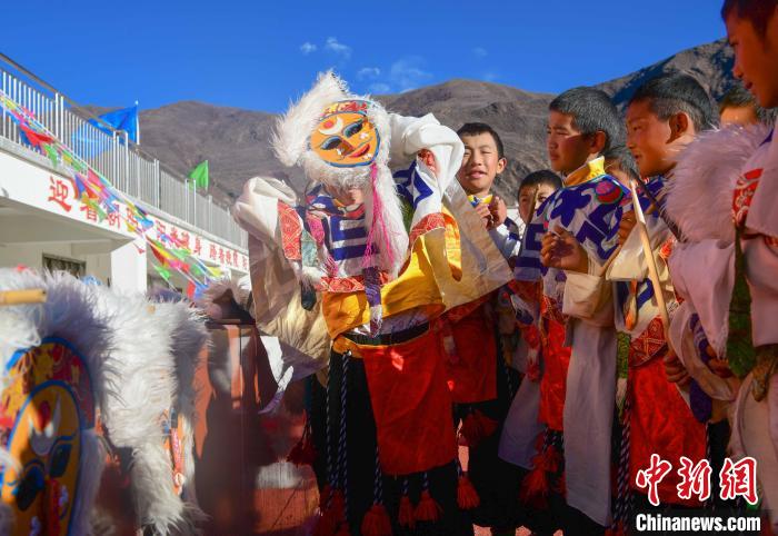 圖為加查縣安繞鎮(zhèn)小學(xué)學(xué)生在試穿藏戲面具。 貢嘎來(lái)松 攝