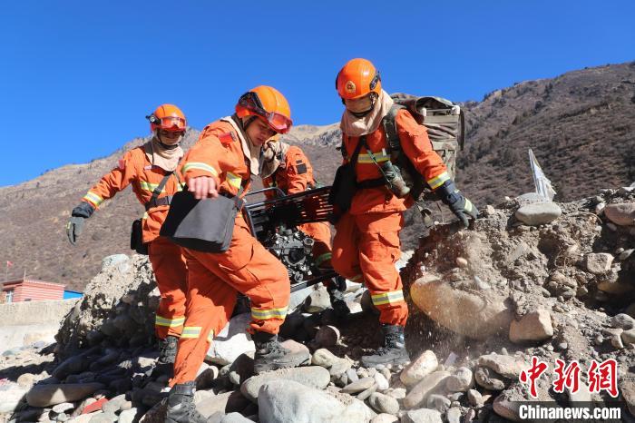 圖為參訓(xùn)消防指戰(zhàn)員密切配合進(jìn)行訓(xùn)練。 昌都市森林消防支隊(duì)江達(dá)縣中隊(duì) 攝