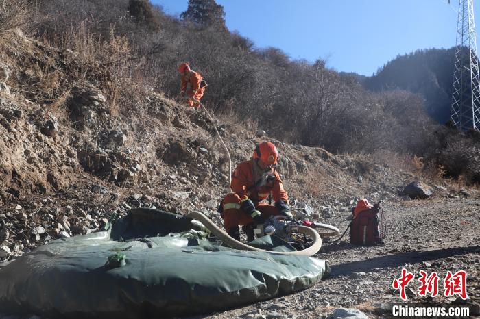 圖為參訓(xùn)消防指戰(zhàn)員架設(shè)蓄水池。 昌都市森林消防支隊(duì)江達(dá)縣中隊(duì) 攝