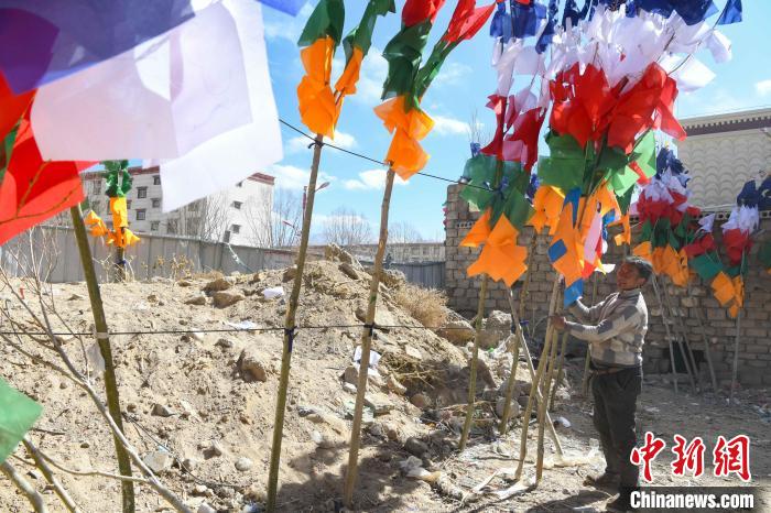 圖為拉薩街頭出售的五彩經幡。 貢嘎來松 攝