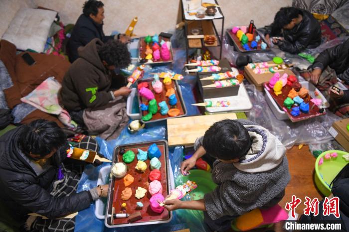 圖為拉薩手藝人制作年貨酥油花。 貢嘎來松 攝