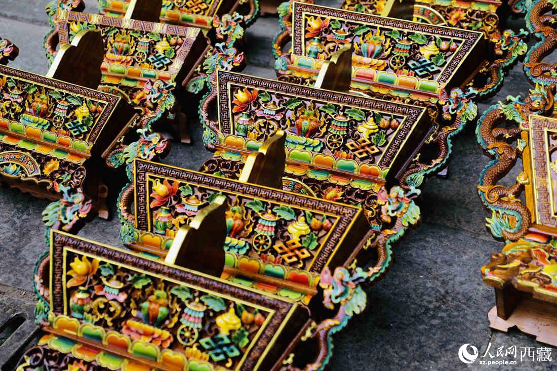 年貨市場上的切瑪盒。（切瑪盒是藏歷新年吉祥物，是在精制斗型木盒中用隔板分開，分別盛入炒麥粒和糌粑，插上“仔卓”，象征著人壽年豐、吉祥如意。）人民網 次仁羅布攝