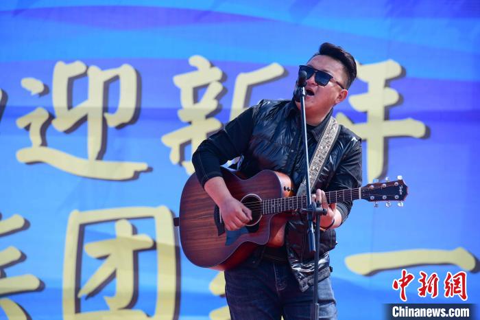 圖為文藝匯演現場。 貢嘎來松 攝