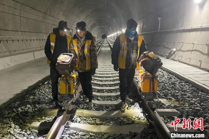 晝伏夜出西藏“鋼軌醫生”節日保障拉林鐵路運行