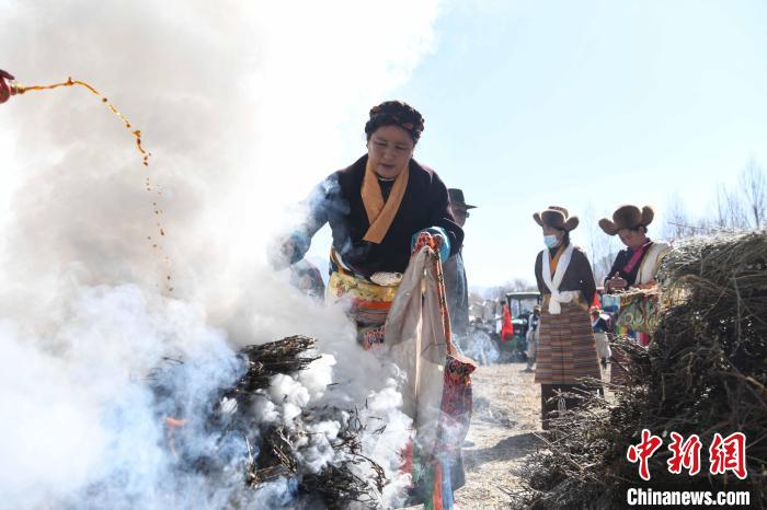 圖為拉薩市曲水縣茶巴朗村村民在春耕儀式前煨桑?！∝暩聛硭?攝