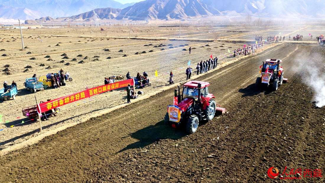 山南市扎囊縣扎其鄉孟卡榮村迎來春耕第一犁。人民網 次仁羅布攝