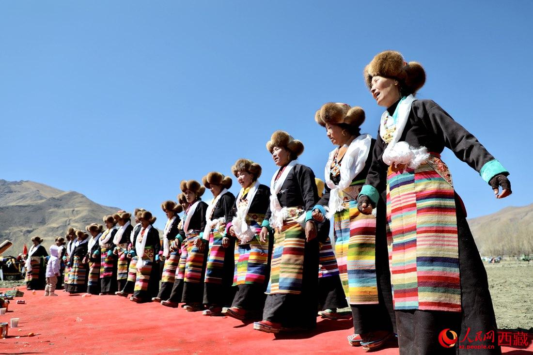 儀式結束后，農田上仍洋溢著喜慶氣氛，村民們邊唱邊跳起了鍋莊舞。人民網 次仁羅布攝