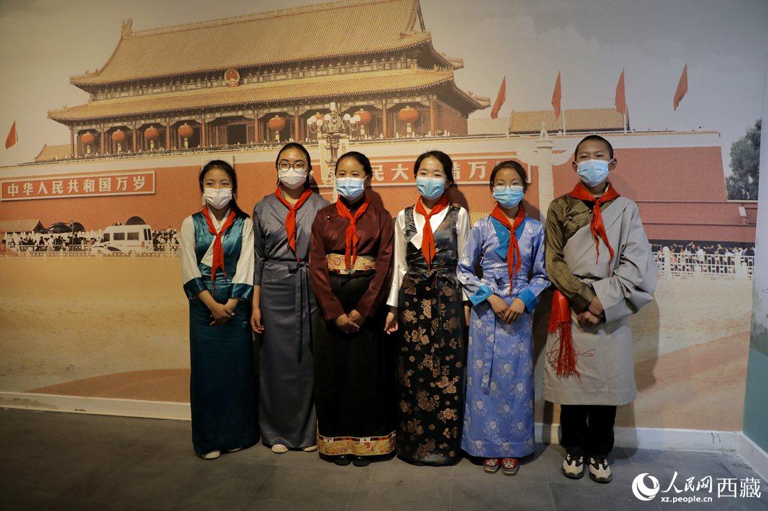 拉薩市北京實驗中學的小講解員們。人民網 次仁羅布攝