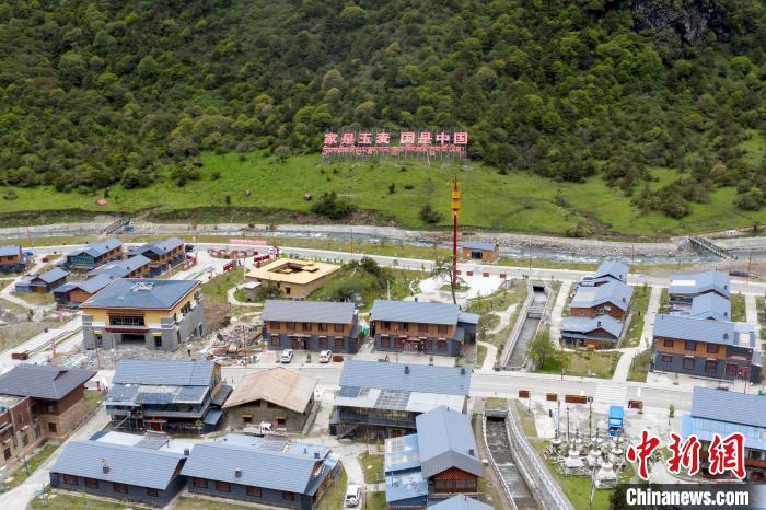 “家是玉麥 國是中國”的大字豎立在玉麥鄉(xiāng)旁的山腳上。 楊華峰 攝