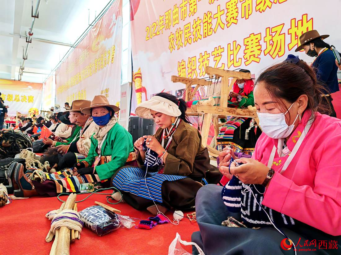 草原姑娘們編織技能大比拼。人民網 李海霞攝