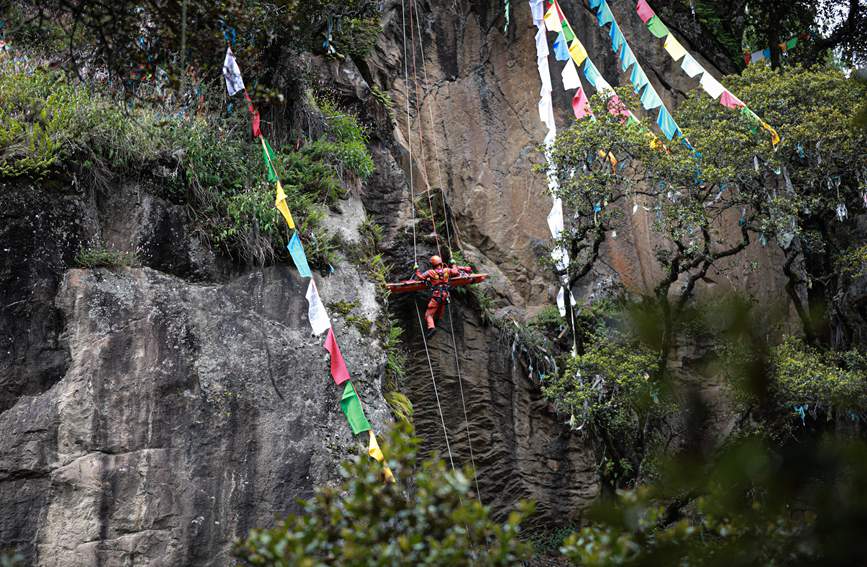 被困人員垂直提拉至安全位置。西繞拉翁攝