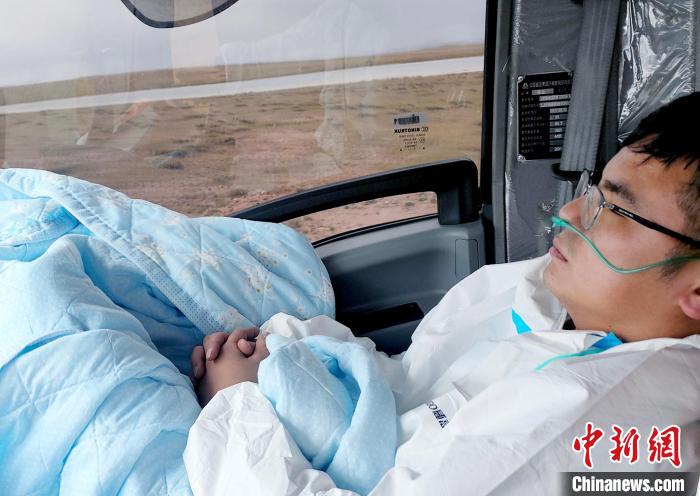 從咸陽開始到拉薩,閆光宇和朋友吃住均不離車。 鄭朋 攝