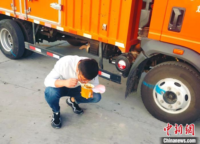 由于沿路疫情原因,閆光宇和朋友只能在服務區簡餐。 鄭朋 攝