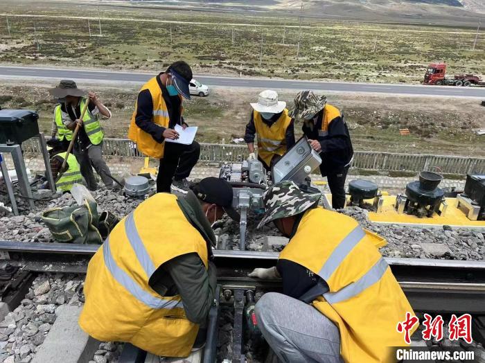 圖為青藏鐵路基礎(chǔ)設(shè)施“升級(jí)換代”施工現(xiàn)場(chǎng)?！‖F(xiàn)場(chǎng)作業(yè)人員供圖