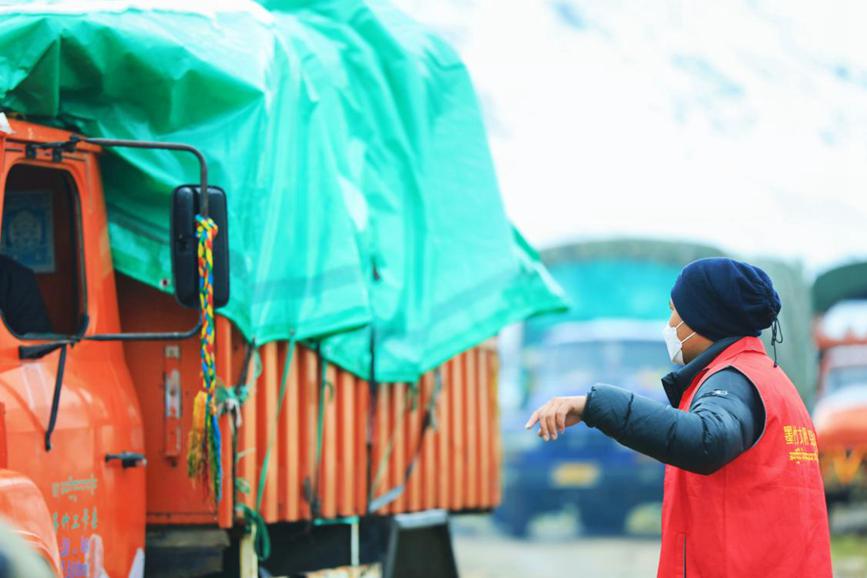 “紅馬甲”幫牧民順利轉場。洛克攝