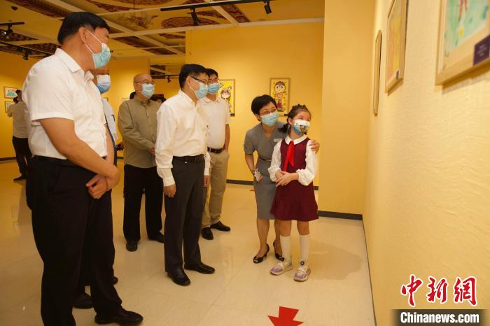 圖為與會嘉賓與入選畫作的“小作者”們一同觀展?！≈袊貙W研究中心供圖