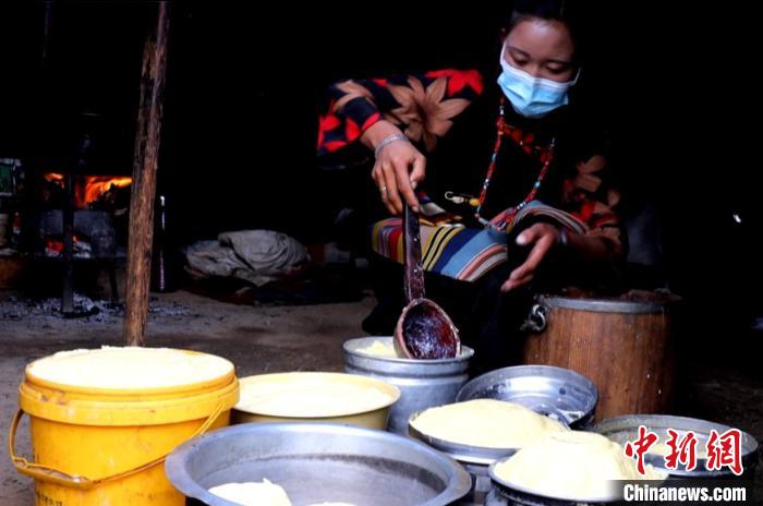 圖為牧民正在制作酥油。　日喀則文聯供圖