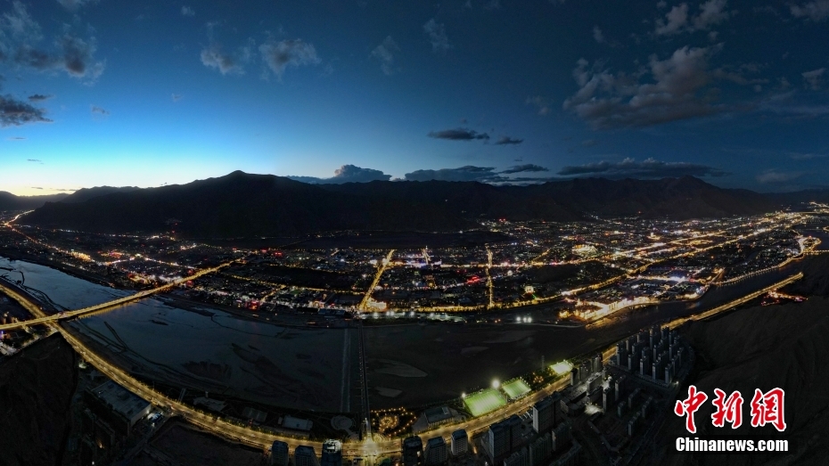 資料圖為2020年6月10日，拉薩城市入夜，燈光點亮高原古城夜色。（無人機畫面） <a target='_blank' href='/'><p  align=