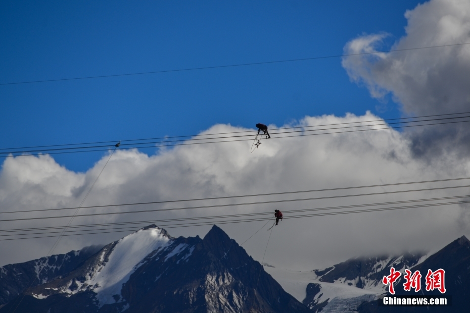資料圖為2020年6月23日，西藏阿里聯網工程施工人員在日喀則希夏邦馬雪山附近進行走線作業，安裝絕緣設備。 <a target='_blank' href='/'><p  align=
