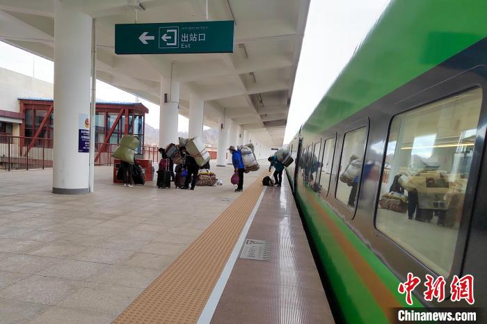 乘客乘復(fù)工專列抵達日喀則。　拉薩車務(wù)段 供圖