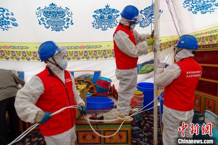 圖為西藏類烏齊縣供電部門為臨時隔離點50頂帳篷進行用電接入。 洛松登珠 攝