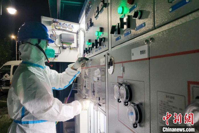 西藏電力部門順利完成方艙醫院供電設備安全可靠接入。 王大飛 攝