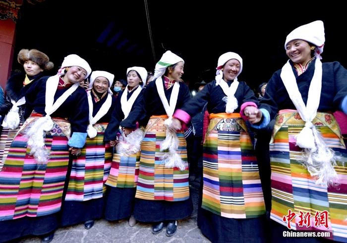 資料圖為2014年12月6日,拉薩民眾歡度“仙女節(jié)”。 <a target='_blank' href='/'><p align=