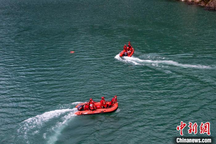消防員操作舟艇進行s型繞標。 侯杰 攝