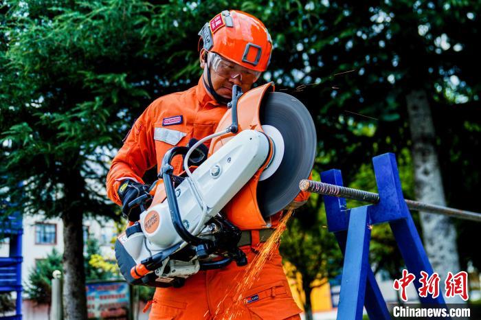 西藏林芝森林消防年度綜合救援技能大練兵活動現場。 侯杰 攝