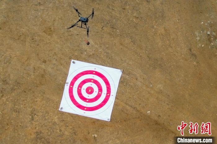 圖為消防員利用無人機空投滅火彈。 楊永龍 攝