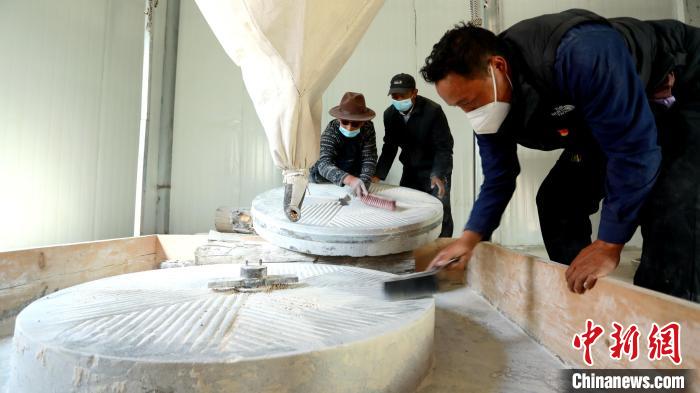 圖為合作社負責人完成糌粑加工后清掃水磨設施。　嘉黎縣融媒體中心供圖