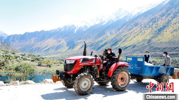 圖為工作人員將把加工完成的糌粑運送至村民手中。　嘉黎縣融媒體中心供圖