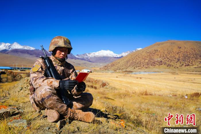 戰士正在品讀該團制作下發的二十大報告內容匯編“口袋書” 。 西藏山南軍分區某團供圖