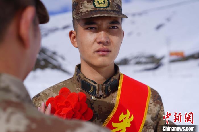 排長王朝偉(圖左)給退伍老兵佩戴大紅花 西藏山南軍分區某團供圖