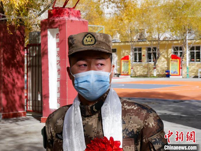 圖為什布奇邊防連退伍老兵臨別前再看一眼連隊。 劉曉東 攝