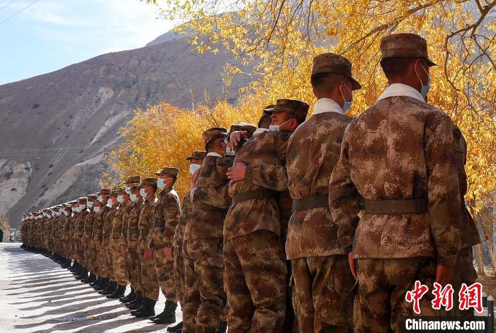 圖為什布奇邊防連退伍老兵與戰(zhàn)友相擁而泣,依依惜別。 徐昌成 攝