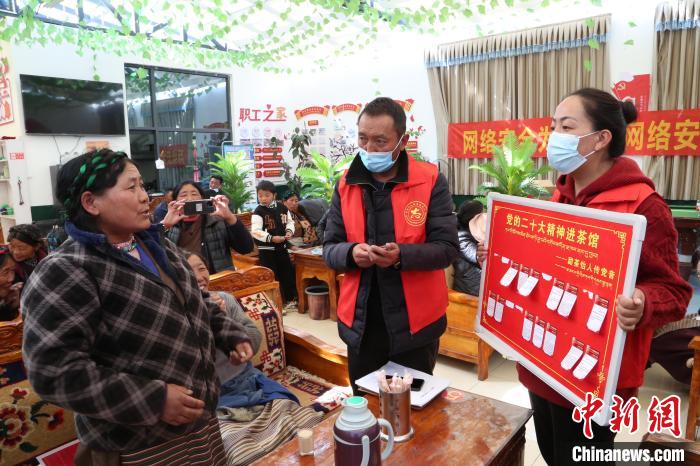 圖為瓊結縣村民參與問答。 倫珠澤仁 攝