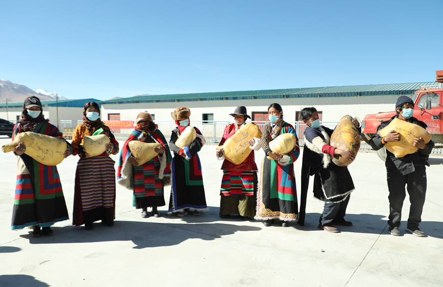 茶措村牧區改革合作社酥油分紅現場。索朗仁青 攝