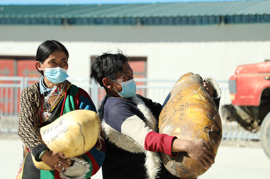 茶措村牧區改革合作社酥油分紅現場。索朗仁青 攝