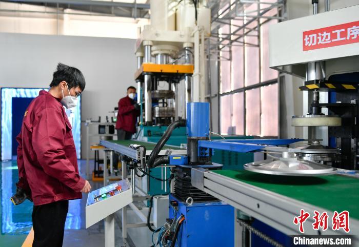 圖為炊具生產線。 貢嘎來松 攝