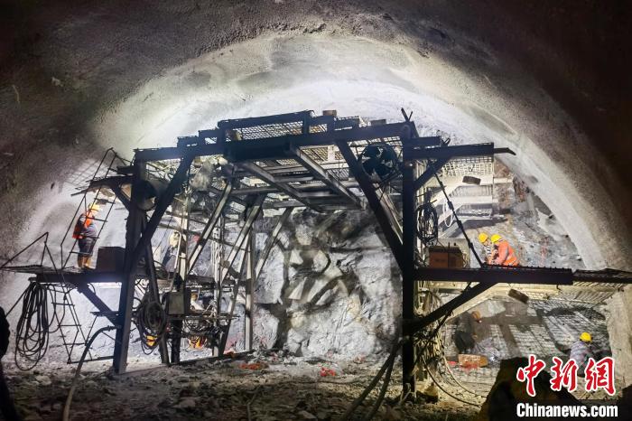 資料圖為隧道施工掘進(jìn)過程中。 西藏自治區(qū)交通運(yùn)輸廳 供圖