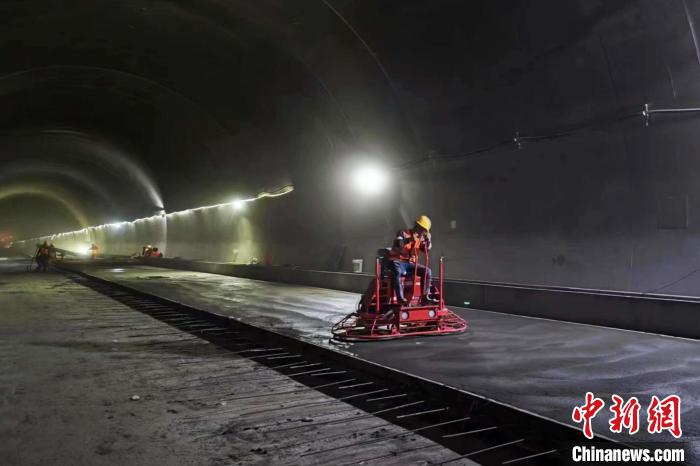 圖為隧道施工現(xiàn)場(chǎng)。 西藏自治區(qū)交通運(yùn)輸廳 供圖