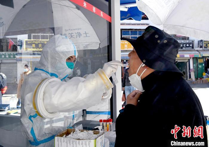 12月7日,拉薩市民正在進(jìn)行核酸檢測(cè)。 李林 攝